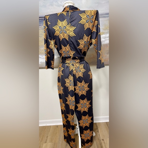 NWOT JUMPSUIT, 1-piece, V-Neck, Zipper, 3/4 Sleeves, Pockets, Flowers.Size L - Picture 5 of 10